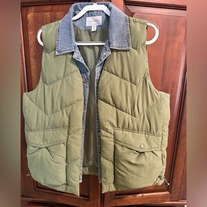 Stylish Olive Green Vest with Denim Collar